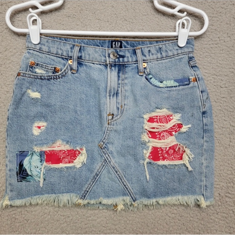 Gap Denim Women sz 25 Blue Mini Jean Skirt Medium Wash 5 Pocket Distressed Patch